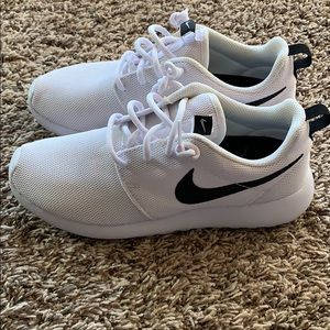 Nike Roshe White & Black